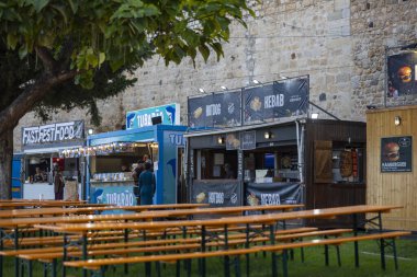 FARO, PORTUGAL: 7 Eylül 2023 - Portekiz 'in Faro kentinde düzenlenen büyük bir müzik festivali olan F Festivali' nin tedarikçi çeşitliliğine sahip gıda alanı.