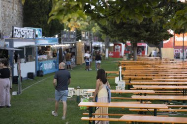 FARO, PORTUGAL: 7 Eylül 2023 - Portekiz 'in Faro kentinde düzenlenen büyük bir müzik festivali olan F Festivali' nin tedarikçi çeşitliliğine sahip gıda alanı.
