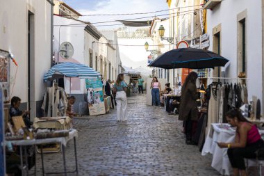FARO, PORTUGAL: 7 Eylül 2023 - Satıcılar, Portekiz 'in Faro kentinde düzenlenen büyük bir festival olan F Müzik Festivali' nde giysi ve aksesuar satıyorlar.