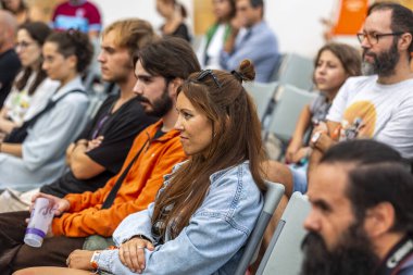 FARO, PORTUGAL: 7 EYLÜL, 2023 Seyirci dikkatle izliyor F Festivali 'nde bir röportaj, Faro, Portekiz' de büyük bir festival.