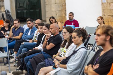 FARO, PORTUGAL: 7 EYLÜL, 2023 Seyirci dikkatle izliyor F Festivali 'nde bir röportaj, Faro, Portekiz' de büyük bir festival.