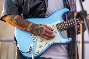 FARO, PORTUGAL: 7 Eylül 2023 - Müzik grubu Beatriz Caixinha, Portekiz 'in Faro kentinde düzenlenen büyük bir festival olan F festivalinde sahne aldı..