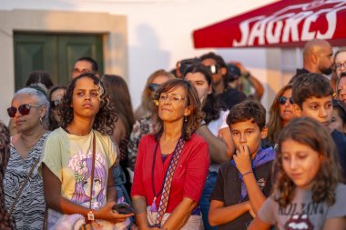 FARO, PORTUGAL: 7 Eylül 2023 - Portekiz 'in Faro kentinde düzenlenen büyük bir festival olan F Festivali' nde seyirci müzik sanatçısı.