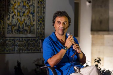 FARO, PORTUGAL: 8. SEPTEMBER, 2023 - Ünlüler, Mafalda Anjos, Rita Marrafa ve Miguel Ribeiro, Faro, Portekiz 'de büyük bir festival olan F festivalinde gazeteciliğin durumu hakkında konuşuyorlar..