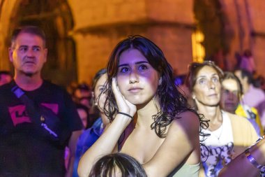 FARO, PORTUGAL: 8 Eylül 2023 - Portekiz 'in Faro kentinde düzenlenen büyük bir festival olan F Festivali' nde seyirci müzik sanatçısı izlemek.