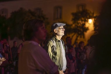 FARO, PORTUGAL: 8 Eylül 2023 - Portekiz 'in Faro kentinde düzenlenen büyük bir festival olan F Festivali' nde seyirci müzik sanatçısı izlemek.
