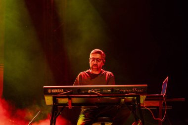 FARO, PORTUGAL: 8. SEPTEMBER, 2023 - Müzik grubu, Nanook o vagabundo, Portekiz 'in Faro kentinde düzenlenen büyük bir festival olan F festivalinde sahne aldı..
