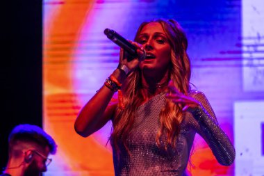 FARO, PORTUGAL: 8. SEPTEMBER, 2023 - Müzik grubu Bianca Barros, Portekiz 'in Faro kentinde düzenlenen büyük bir festival olan F festivalinde sahne aldı..