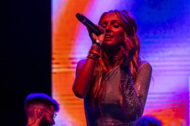 FARO, PORTUGAL: 8. SEPTEMBER, 2023 - Müzik grubu Bianca Barros, Portekiz 'in Faro kentinde düzenlenen büyük bir festival olan F festivalinde sahne aldı..
