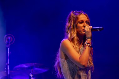 FARO, PORTUGAL: 8. SEPTEMBER, 2023 - Müzik grubu Bianca Barros, Portekiz 'in Faro kentinde düzenlenen büyük bir festival olan F festivalinde sahne aldı..