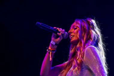 FARO, PORTUGAL: 8. SEPTEMBER, 2023 - Müzik grubu Bianca Barros, Portekiz 'in Faro kentinde düzenlenen büyük bir festival olan F festivalinde sahne aldı..