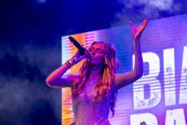 FARO, PORTUGAL: 8. SEPTEMBER, 2023 - Müzik grubu Bianca Barros, Portekiz 'in Faro kentinde düzenlenen büyük bir festival olan F festivalinde sahne aldı..