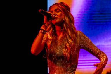 FARO, PORTUGAL: 8. SEPTEMBER, 2023 - Müzik grubu Bianca Barros, Portekiz 'in Faro kentinde düzenlenen büyük bir festival olan F festivalinde sahne aldı..