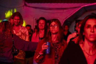 FARO, PORTUGAL: 8 Eylül 2023 - Portekiz 'in Faro kentinde düzenlenen büyük bir festival olan F Festivali' nde seyirci müzik sanatçısı izlemek.