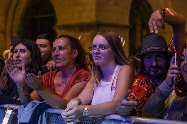 FARO, PORTUGAL: 8 Eylül 2023 - Portekiz 'in Faro kentinde düzenlenen büyük bir festival olan F Festivali' nde seyirci müzik sanatçısı izlemek.