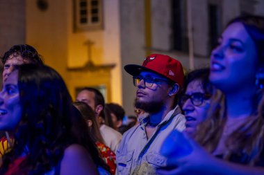 FARO, PORTUGAL: 8 Eylül 2023 - Portekiz 'in Faro kentinde düzenlenen büyük bir festival olan F Festivali' nde seyirci müzik sanatçısı izlemek.