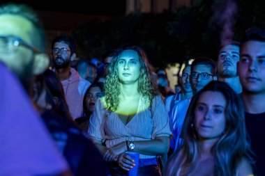 FARO, PORTUGAL: 8 Eylül 2023 - Portekiz 'in Faro kentinde düzenlenen büyük bir festival olan F Festivali' nde seyirci müzik sanatçısı izlemek.