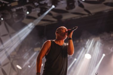 FARO, PORTUGAL: 8. SEPTEMBER, 2023 - Müzik grubu, Melez Teorisi, Portekiz 'in Faro kentinde düzenlenen büyük bir festival olan F festivalinde sahne aldı..