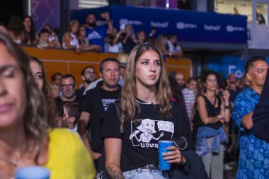 FARO, PORTUGAL: 8 Eylül 2023 - Portekiz 'in Faro kentinde düzenlenen büyük bir festival olan F Festivali' nde seyirci müzik sanatçısı izlemek.