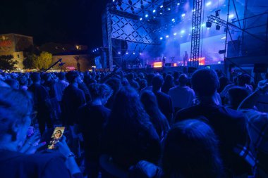 FARO, PORTUGAL: 8 Eylül 2023 - Portekiz 'in Faro kentinde düzenlenen büyük bir festival olan F Festivali' nde seyirci müzik sanatçısı izlemek.