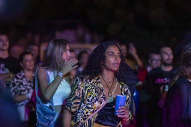 FARO, PORTUGAL: 8 Eylül 2023 - Portekiz 'in Faro kentinde düzenlenen büyük bir festival olan F Festivali' nde seyirci müzik sanatçısı izlemek.