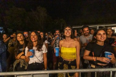 FARO, PORTUGAL: 8 Eylül 2023 - Portekiz 'in Faro kentinde düzenlenen büyük bir festival olan F Festivali' nde seyirci müzik sanatçısı izlemek.