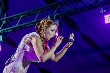 FARO, PORTUGAL: 9 Eylül 2023 - Müzik grubu Barbara Tinoco, Portekiz 'in Faro kentinde düzenlenen büyük bir festival olan F festivalinde sahne aldı..