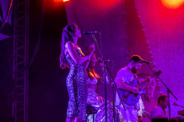 FARO, PORTUGAL: 9 Eylül 2023 - Müzik grubu Barbara Tinoco, Portekiz 'in Faro kentinde düzenlenen büyük bir festival olan F festivalinde sahne aldı..