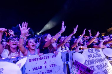 FARO, PORTUGAL: 9 Eylül 2023 - Portekiz 'in Faro kentinde düzenlenen büyük bir festival olan F Festivali' nde seyirci müzik sanatçısı izledi.