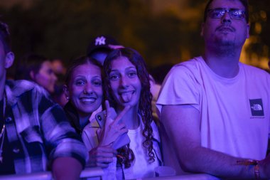 FARO, PORTUGAL: 9 Eylül 2023 - Portekiz 'in Faro kentinde düzenlenen büyük bir festival olan F Festivali' nde seyirci müzik sanatçısı izledi.