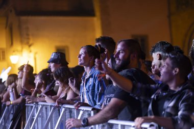FARO, PORTUGAL: 9 Eylül 2023 - Portekiz 'in Faro kentinde düzenlenen büyük bir festival olan F Festivali' nde seyirci müzik sanatçısı izledi.