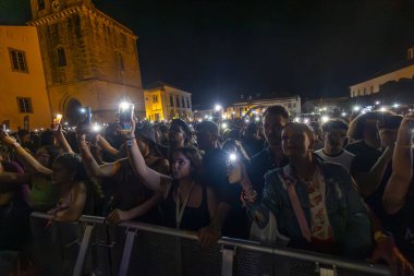 FARO, PORTUGAL: 9 Eylül 2023 - Portekiz 'in Faro kentinde düzenlenen büyük bir festival olan F Festivali' nde seyirci müzik sanatçısı izledi.