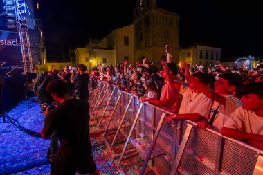 FARO, PORTUGAL: 9 Eylül 2023 - Portekiz 'in Faro kentinde düzenlenen büyük bir festival olan F Festivali' nde seyirci müzik sanatçısı izledi.