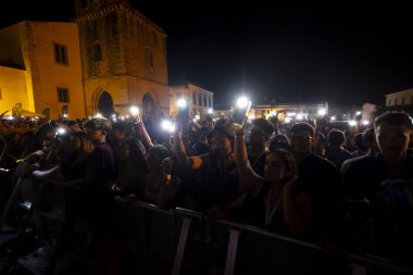 FARO, PORTUGAL: 9 Eylül 2023 - Portekiz 'in Faro kentinde düzenlenen büyük bir festival olan F Festivali' nde seyirci müzik sanatçısı izledi.