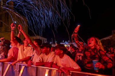 FARO, PORTUGAL: 9 Eylül 2023 - Portekiz 'in Faro kentinde düzenlenen büyük bir festival olan F Festivali' nde seyirci müzik sanatçısı izledi.