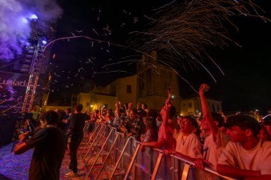 FARO, PORTUGAL: 9 Eylül 2023 - Portekiz 'in Faro kentinde düzenlenen büyük bir festival olan F Festivali' nde seyirci müzik sanatçısı izledi.