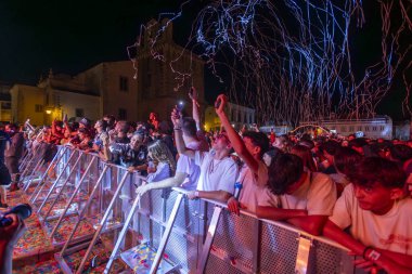 FARO, PORTUGAL: 9 Eylül 2023 - Portekiz 'in Faro kentinde düzenlenen büyük bir festival olan F Festivali' nde seyirci müzik sanatçısı izledi.