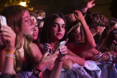 FARO, PORTUGAL: 9 Eylül 2023 - Portekiz 'in Faro kentinde düzenlenen büyük bir festival olan F Festivali' nde seyirci müzik sanatçısı izledi.