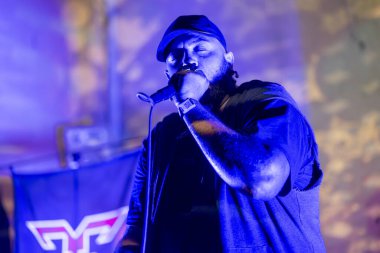 FARO, PORTUGAL: 9 Eylül 2023 - Müzik grubu, Çek Tetiği, Portekiz 'in Faro kentinde düzenlenen büyük bir festival olan F festivalinde sahne aldı..