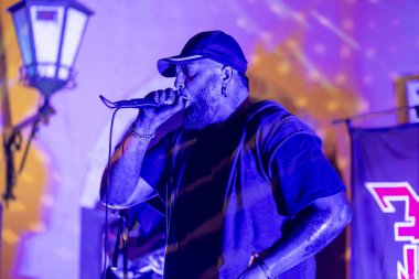 FARO, PORTUGAL: 9 Eylül 2023 - Müzik grubu, Çek Tetiği, Portekiz 'in Faro kentinde düzenlenen büyük bir festival olan F festivalinde sahne aldı..