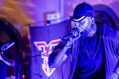 FARO, PORTUGAL: 9 Eylül 2023 - Müzik grubu, Çek Tetiği, Portekiz 'in Faro kentinde düzenlenen büyük bir festival olan F festivalinde sahne aldı..