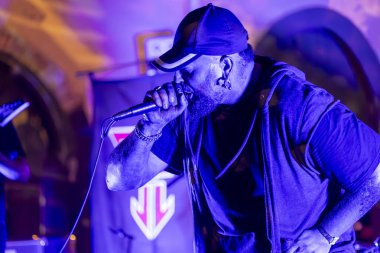 FARO, PORTUGAL: 9 Eylül 2023 - Müzik grubu, Çek Tetiği, Portekiz 'in Faro kentinde düzenlenen büyük bir festival olan F festivalinde sahne aldı..