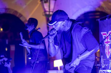 FARO, PORTUGAL: 9 Eylül 2023 - Müzik grubu, Çek Tetiği, Portekiz 'in Faro kentinde düzenlenen büyük bir festival olan F festivalinde sahne aldı..