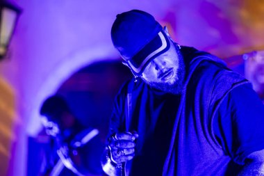 FARO, PORTUGAL: 9 Eylül 2023 - Müzik grubu, Çek Tetiği, Portekiz 'in Faro kentinde düzenlenen büyük bir festival olan F festivalinde sahne aldı..