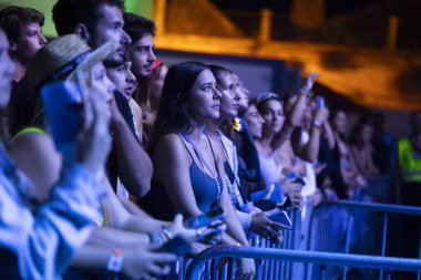 FARO, PORTUGAL: 9 Eylül 2023 - Portekiz 'in Faro kentinde düzenlenen büyük bir festival olan F Festivali' nde seyirci müzik sanatçısı izledi.