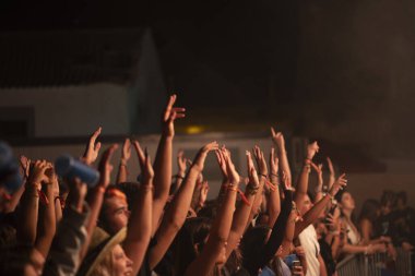 FARO, PORTUGAL: 9 Eylül 2023 - Portekiz 'in Faro kentinde düzenlenen büyük bir festival olan F Festivali' nde seyirci müzik sanatçısı izledi.