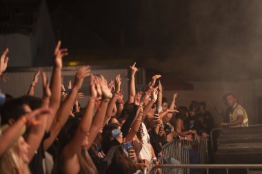 FARO, PORTUGAL: 9 Eylül 2023 - Portekiz 'in Faro kentinde düzenlenen büyük bir festival olan F Festivali' nde seyirci müzik sanatçısı izledi.