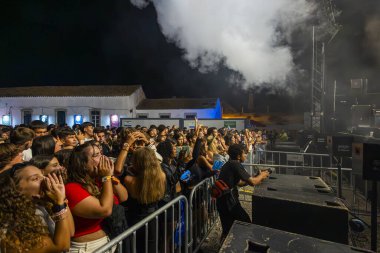 FARO, PORTUGAL: 9 Eylül 2023 - Portekiz 'in Faro kentinde düzenlenen büyük bir festival olan F Festivali' nde seyirci müzik sanatçısı izledi.