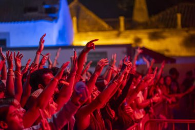 FARO, PORTUGAL: 9 Eylül 2023 - Portekiz 'in Faro kentinde düzenlenen büyük bir festival olan F Festivali' nde seyirci müzik sanatçısı izledi.