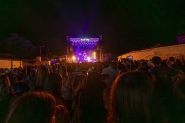 FARO, PORTUGAL: 9 Eylül 2023 - Portekiz 'in Faro kentinde düzenlenen büyük bir festival olan F Festivali' nde seyirci müzik sanatçısı izledi.